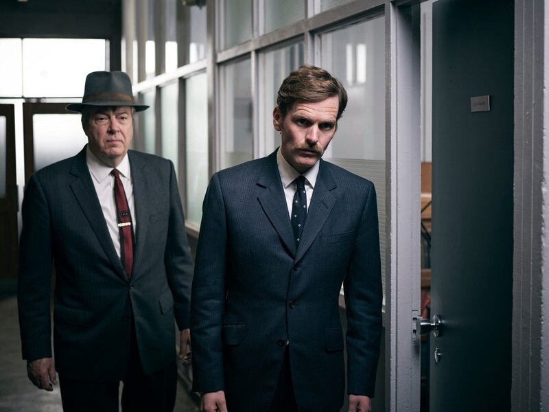 Endeavour (Shaun Evans, r.) und DI Fred Thursday (Roger Allam, l.) ermitteln im Fall eines Autounfalls mit tödlichen Folgen. – Bild: ZDF und Jonathan Ford.