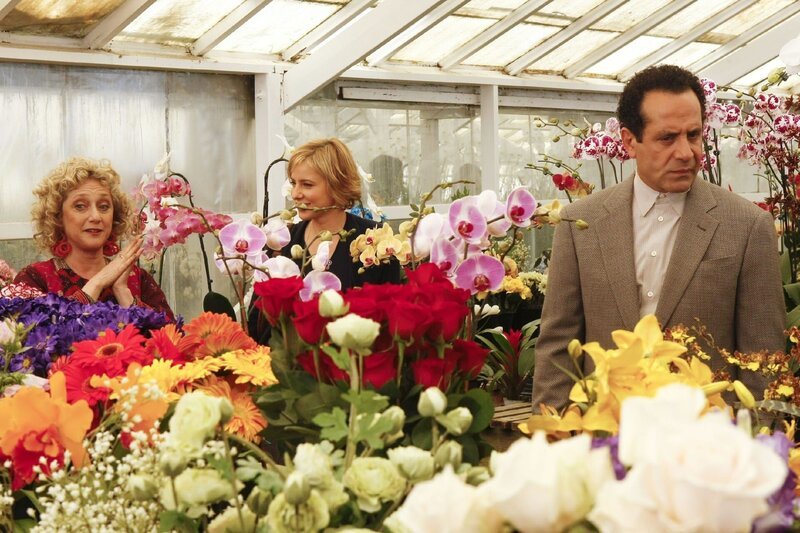 Eine Spur führt Monk (Tony Shalhoub) und Natalie (Traylor Howard, Mi.) zu der Floristin Joy (Carol Kane), die einen etwas schrägen Eindruck auf sie macht. – Bild: RTLplus