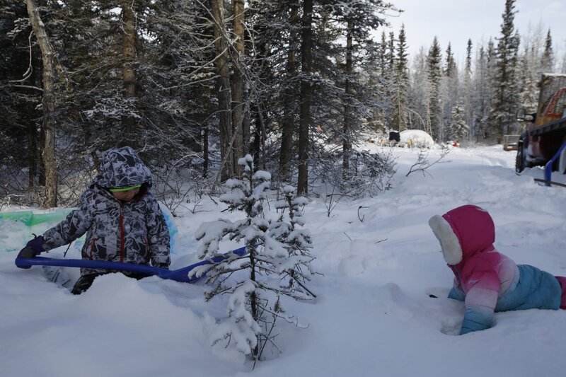 Gilbert und Elovie Rowland spielen im Schnee (National Geographic/​David Wade) – Bild: David Wade /​ National Geographic/​David Wade /​ National Geographic