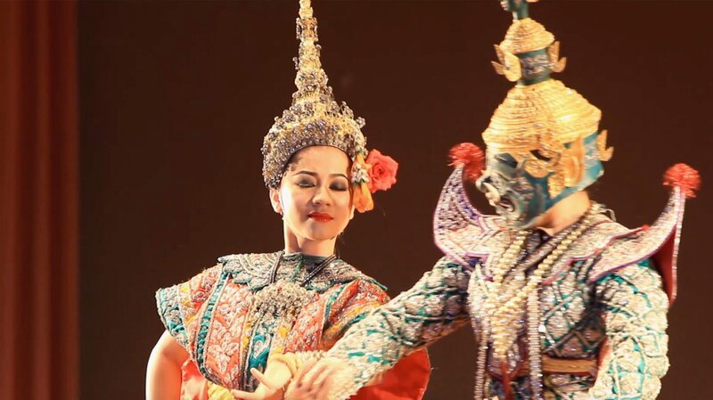 Performers at Sala Chalermkrung Royal Theatre – Bild: _2021_CuriosityStream-Inc.