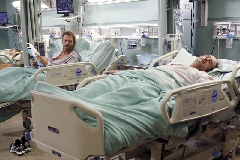 Dr. Gregory House (Hugh Laurie, l.) wacht nachdem dem Mann auf, der ein paar Tage zuvor auf ihn geschossen hat: Jack Moriarty (Elias Koteas, r.) – Bild: PLURIMEDIA (Fox Broadcasting)