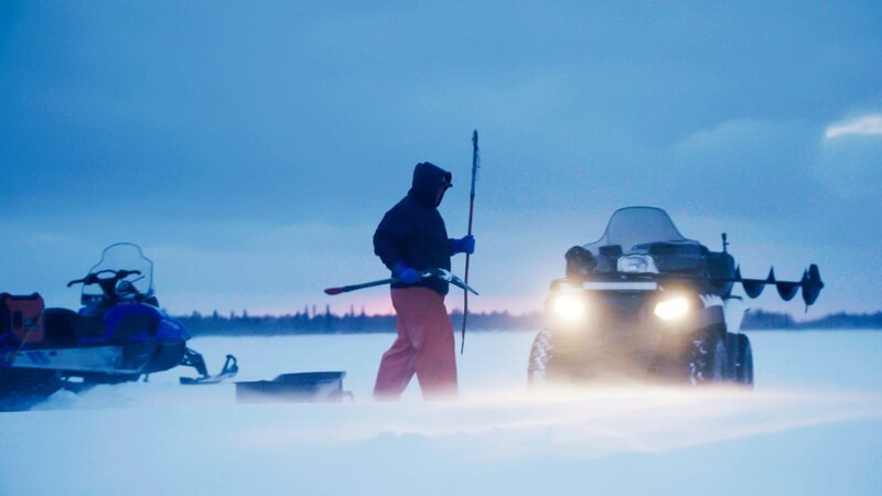 Mike Lenton walking to quad on ice at night – Bild: FARPOINT FILMS INC