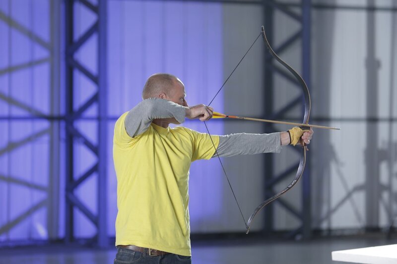 ESSEX, U.K. – As the archer pulls back on the string he stores elastic potential energy in the bow. (Photo Credit: National Geographic Channels/​Nick Marwick) – Bild: National Geographic