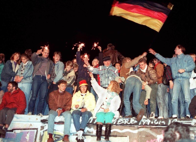 Der 9. November steht für Licht und Schatten der deutschen Geschichte. 1989 wurde er zum Jubeltag, der das Ende der innerdeutschen Teilung einleitete. – Bild: ZDF und pa/​dpa-bildfunk.