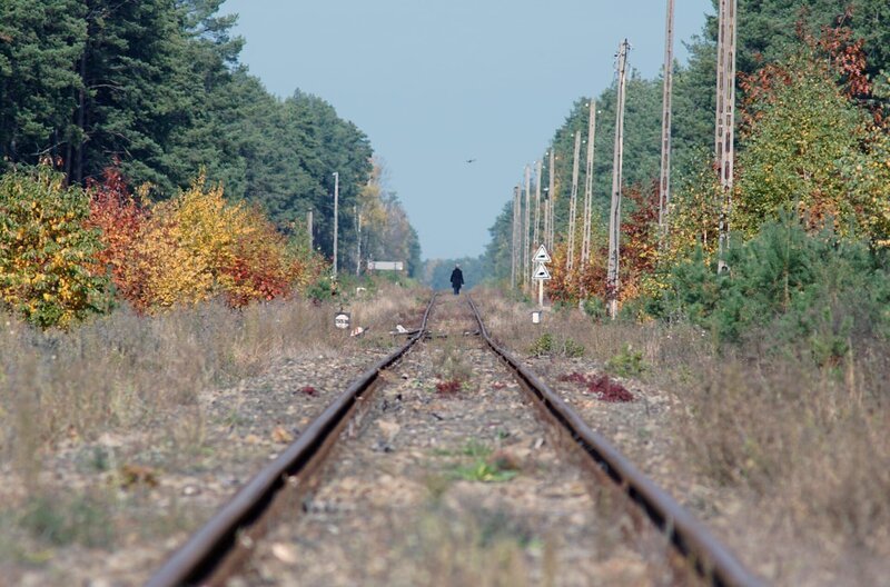 Franziska Bruder, Verfasserin des Buches „Das eigene Schicksal selbst bestimmen“ auf den Bahngleisen bei Sobibor – hier sprangen Deportierte aus den Zügen, um den Todeslagern zu entkommen. – Bild: Kobalt /​ © Kobalt