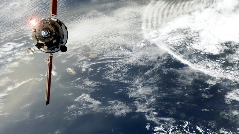 Jedes Jahr schießen wir Hunderte von Satelliten in den Weltraum. Sie umkreisen unsere Erde mit über 28 000 Kilometern pro Stunde. – Bild: ZDF und Raid Production./​Raid Production