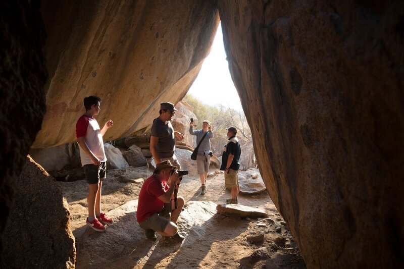Professor Matthias Wemhoff fotografiert die Höhlenmalereien des Naturvolks der San in Namibia. – Bild: ZDF und Hans Jakobi./​Hans Jakobi