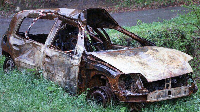 Das ausgebrannte Auto, in dem Magali Delavauds Leiche gefunden wurde – Bild: ZDF und Tobias Lenz
