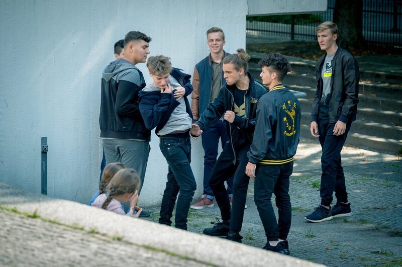 Annika (Anna Brüggemann) sieht, wie Karim (Oskar Redfern, r.) Max (Samuel Benito, l.) auf dem Schulhof die Kette vom Hals reißt, greift aber nicht ein. – Bild: ZDF und Conny Klein. Annika (Anna Brüggemann) sieht, wie Karim (Oskar Redfern, r.) Max (Samuel Benito, l.) auf dem Schulhof die Kette vom Hals reißt, greift aber nicht ein. – Bild: ZDF und Conny Klein.