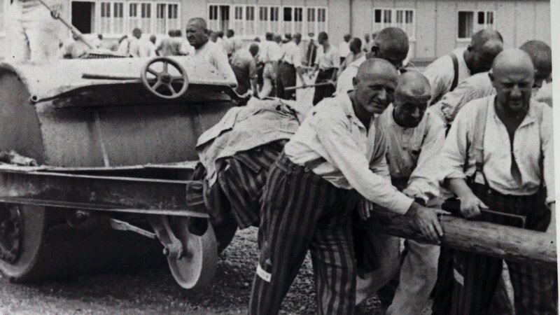 Zwangsarbeiter aus dem KZ-Dachau, 1938. – Bild: ZDF und ITAR-TASS /​ Stanislav Krasilnikov./​ITAR-TASS /​ Stanislav Krasilniko