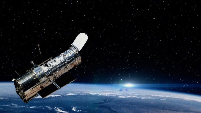 Das heute vielleicht berühmteste Weltraumteleskop trägt Edwin Hubbles Namen. Von ihm stammt 2012 eines der berühmtesten Bilder der modernen Astronomie: das „Hubble Extreme Deep Field Image“. Es offenbarte zum ersten Mal das wahre Ausmaß unseres Universums. – Bild: ZDF und Raid Production./​Raid Production