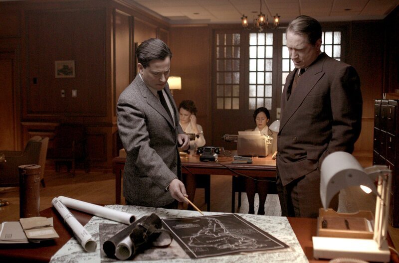William Stephenson (James Loye, li.) zeigt William Donovan (Eric Davis, re.) eine gefälschte Karte mit Hitlers angeblichen Eroberungsplänen Amerikas. – Bild: Secret War Documentary Productions /​ William Stephenson (James Loye, li.) zeigt William Donovan (Eric Davis, re.) eine gefälschte Karte mit Hitlers angeblichen Eroberungsplänen Amerikas.