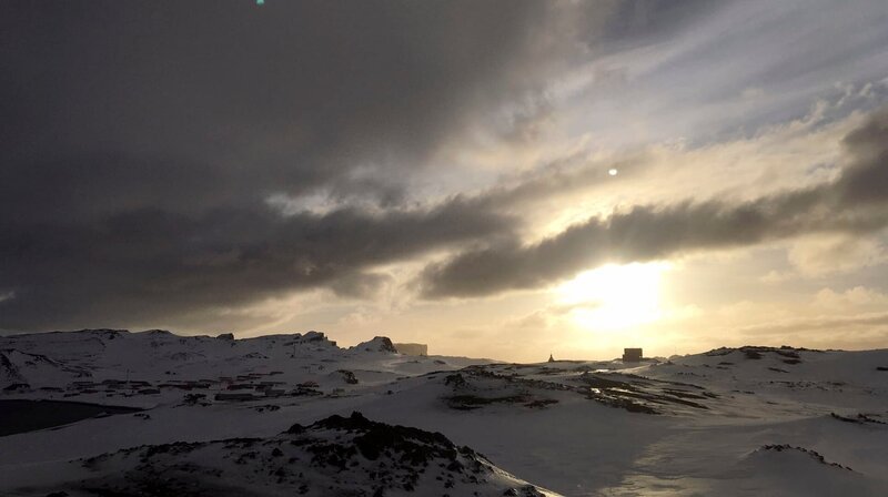 So schön und doch so unwirtlich. 13 Nationen haben Forscher auf die antarktische Insel King George Island entsand, wo sie in neun Stationen leben und Arbeiten. – Bild: MDR/​NDR/​Vision Airways/​Joanna Michna