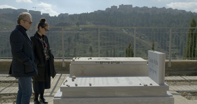 Regisseurin Sharon Ryba-Kahn mit ihrem Vater am Grab ihres Großvaters auf einem Friedhof in Jerusalem. – Bild: ZDF und Omri Aloni./​Omri Aloni