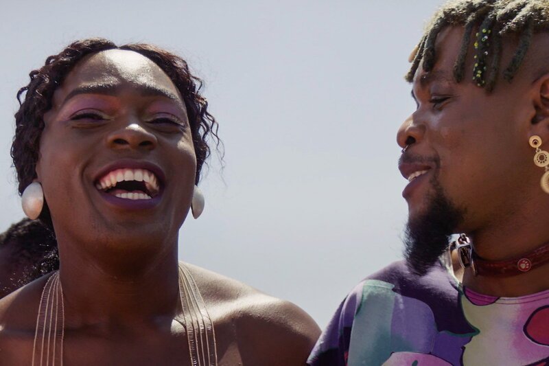 NZZ Format Queer in Afrika – Das Leben von LGBTQ-Menschen zwischen Todesstrafe und grosser Freiheit Protagonist Mukasa an der Pride in Südafrika SRF/NZZ Format – Bild: SRF1 NZZ Format Queer in Afrika – Das Leben von LGBTQ-Menschen zwischen Todesstrafe und grosser Freiheit Protagonist Mukasa an der Pride in Südafrika SRF/NZZ Format – Bild: SRF1