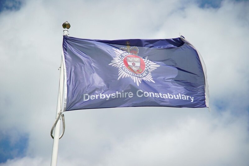 The Derbyshire Constabulary flag Logo & Text – The force featured in the series. Derbyshire Police HQ – Bild: Mentorn Media Lizenzbild frei