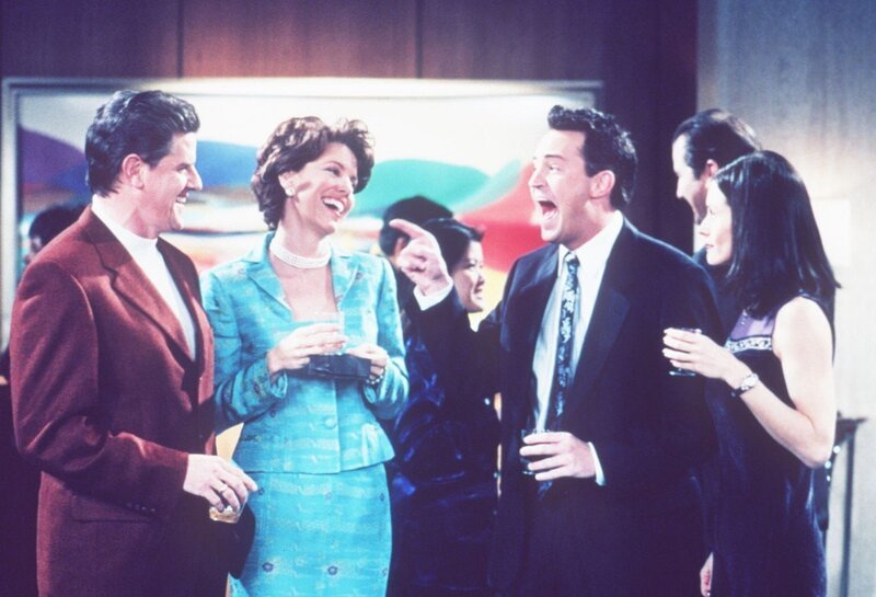 Monica (Courteney Cox, r.) hat ein Problem mit Chandler (Matthew Perry, 2.v.r.): Sie findet es überhaupt nicht gut von ihm, dass er über jeden Witz, den sein Chef Doug macht, herzlich lacht. – Bild: ProSieben Media AG
