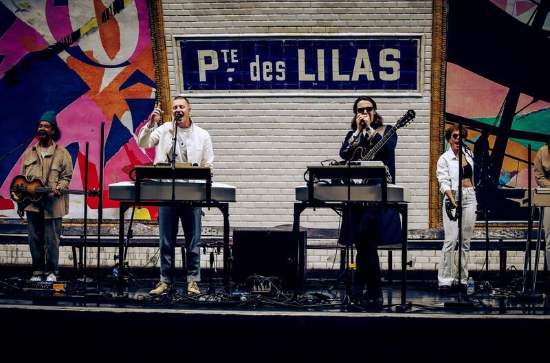 Für ARTE performt die britische Band Jungle in der Pariser Metro. – Bild: Pierre (Lapin) Le Bruchec /​ Für ARTE performt die britische Band Jungle in der Pariser Metro.