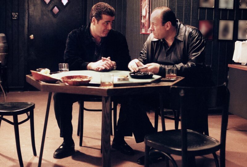 John Fiore (Gigi Cestone), James Gandolfini (Tony Soprano) – Bild: Copyright 2000–2005 Home Box Office Inc. All Rights Reserved.