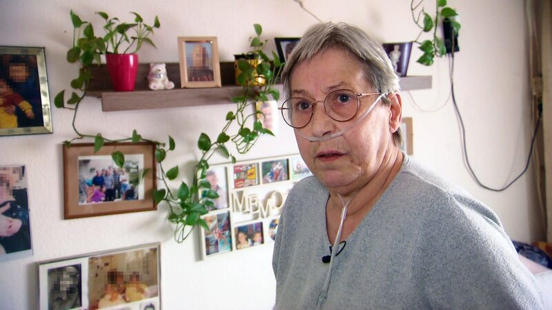 Die 28-fache Oma Dagmar leidet immer häufiger an Lungenbeschwerden. – Bild: RTL Zwei