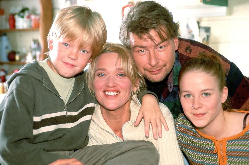 2. Staffel: Die Familie Kruse: v.li.: Markus (Marius Theoblad), Rita (Gaby Köster), Horst (Frank Vockroth), Sandra (Yasmin Schwiers) – Bild: RTLplus /​ Guido Engels