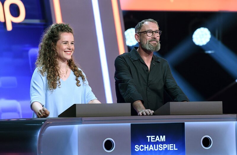 Die Kandidaten des Teams „Schauspiel“: Klara Deutschmann und ihr Vater Heikko Deutschmann (v.l. am Panel) – Bild: ARD/​Uwe Ernst