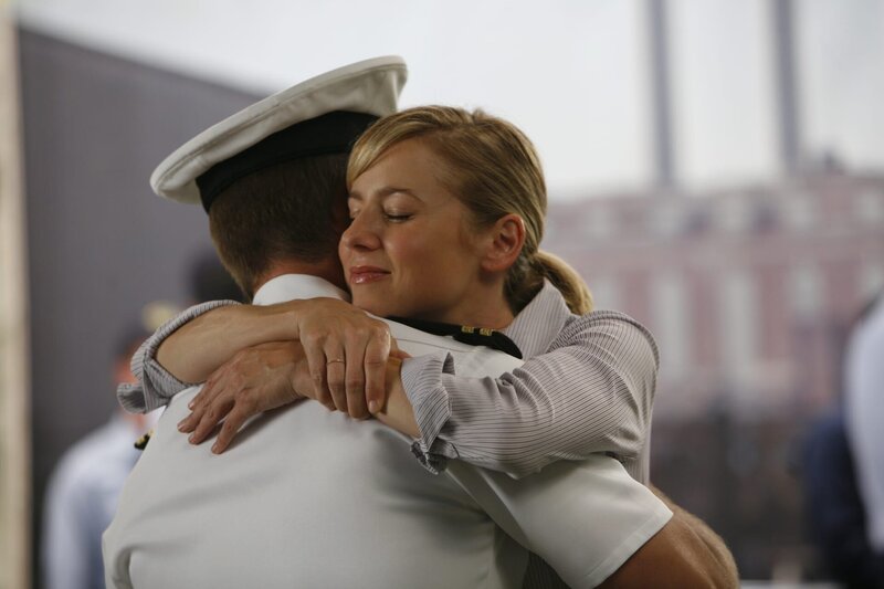Pictured: (l-r) Lt. Albright (Casper Van Dien) , Natalie Teeger (Traylor Howard) – Bild: Warner TV Serie