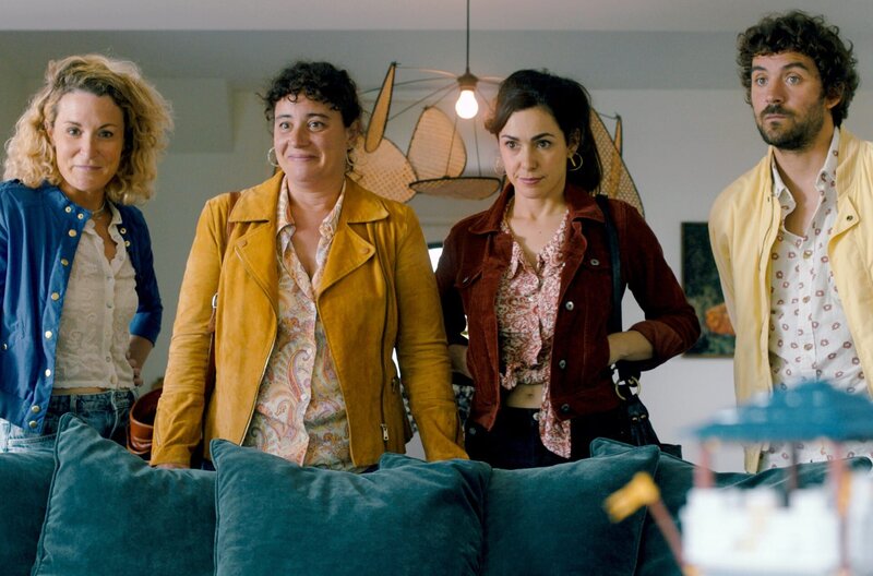 Loulou – Bild: La Onda Productions /​ Loulou (Louise Massin, 2.v.l.) zu Hause bei ihrem Ex-Mann ? ihre drei Freunde Marie (Marie Lelong, li.), Alice (Alice Vial, 2.v.r.) und Max (Guillaume Pottier, re.) begleiten sie.