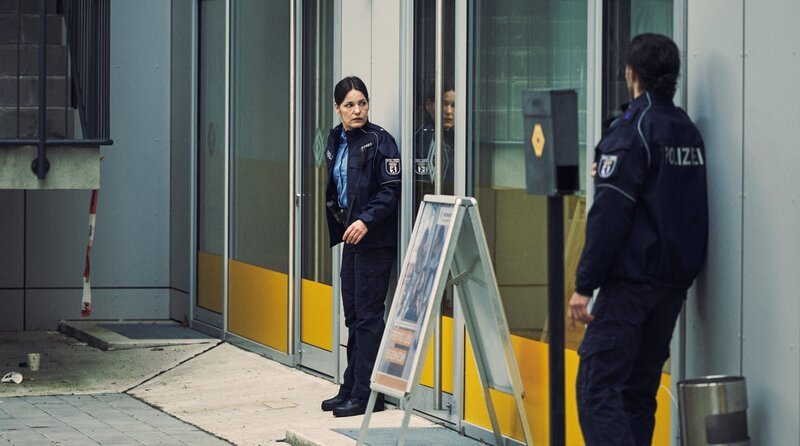 Die Streifenpolizistin Billy (Nicolette Krebitz, li.) versucht sich einen Überblick in der Bank zu verschaffen. – Bild: ARD Degeto/​Armin Franzen