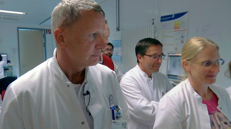 Warten auf die Untersuchungsergebnisse: Dr. Thomas Hofmann (links) und sein Team im Schockraum der BGU Frankfurt. – Bild: HR