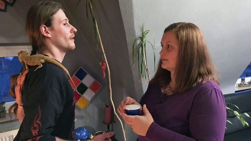 Joe Miguel (li.) zeigt Susanne (re.) seinen Leguan. – Bild: RTL Zwei