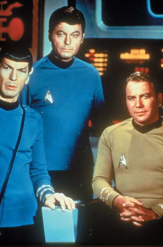 Mr. Spock (Leonard Nimoy, l.), Schiffsarzt Dr. McCoy (DeForest Kelley, M.) und Captain Kirk (William Shatner, r.) haben alles im Griff. – Bild: AXN Sci-fi