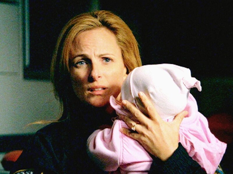 Die gehörlose Gina Mitchum (Marlee Matlin) kann es nicht fassen. Wer hat ihre Tochter brutal erschossen? Nun versucht sie wenigstens ihre Enkelin zu schützen. – Bild: RTL /​ CBS