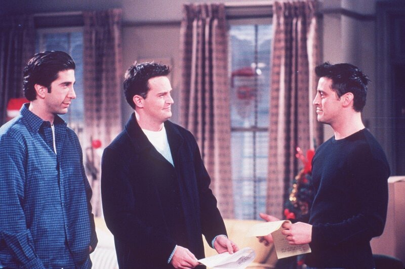 Joey (Matt LeBlanc, r.) ist auf der Suche nach einer passenden Rolle für sich. Da raten ihm Chandler (Matthew Perry, M.) und Ross (David Schwimmer, l.), doch einfach selbst ein Drehbuch zu schreiben. – Bild: ProSieben Media AG