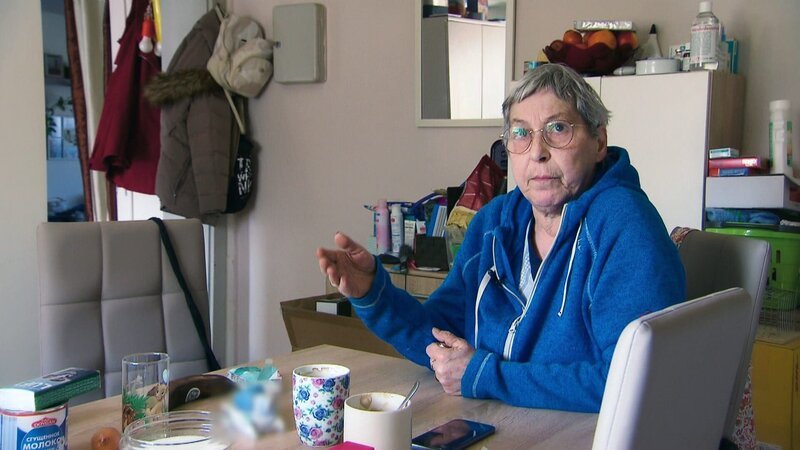Dagmar leidet an einer chronischen Lungenerkrankung. Auch ihr Alter macht es ihr schwer sich um ihr Grundstück und um ihr Haus zu kümmern. – Bild: RTL Zwei