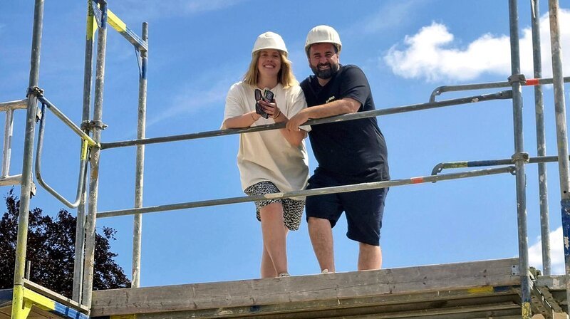 Ibo Ücel und Kate Schön auf ihrer Baustelle im Rheingau. – Bild: HR