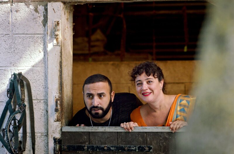 Loulou – Bild: La Onda Productions /​ Der attraktive Fahrlehrer Raphaël (Oussama Kheddam) und Loulou (Louise Massin) auf dem Reiterhof, wo ihr Sohn Reitstunden nimmt