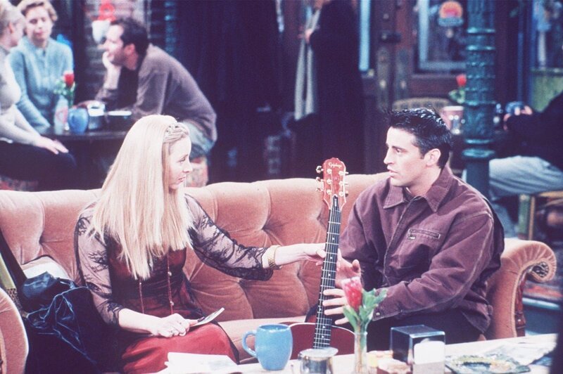 Joey (Matt LeBlanc, re.) möchte gerne bei Phoebe (Lisa Kudrow) Gitarrenunterricht nehmen. – Bild: ProSieben Media AG