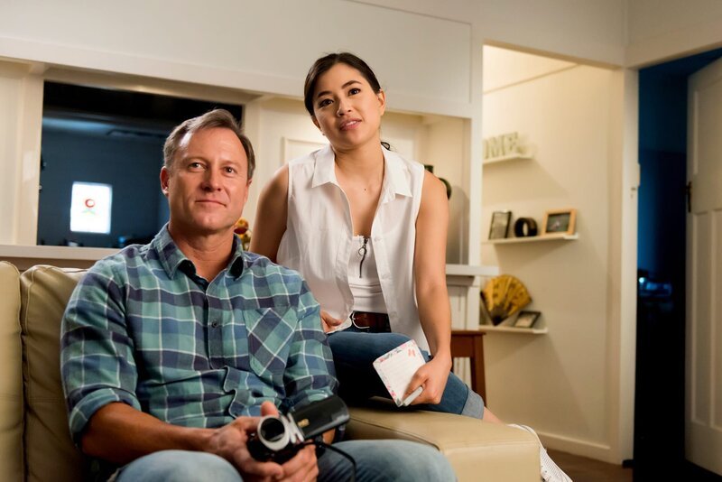 Kyra (Kimie Tsukakoshi, rechts) und ihr Vater Steve (Steve Nation, links) schauen sich alte Videos an, auf denen Kyras verstorbene Mutter zu sehen ist. – Bild: ZDF/​Jonathan M. Shiff Productions/​Screen Queensland