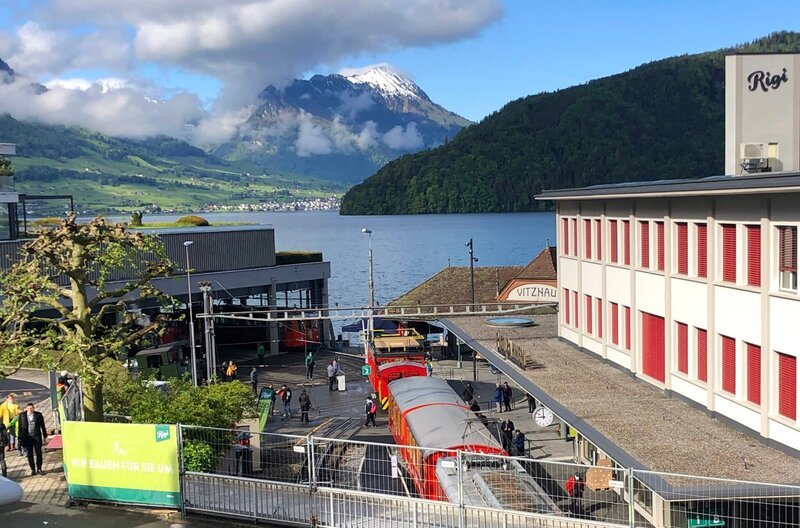 Von allen Seiten ist der Vitznauer Bahnhof ein Foto wert. Hier mit Blick auf den Vierwaldstätter See. – Bild: SWR