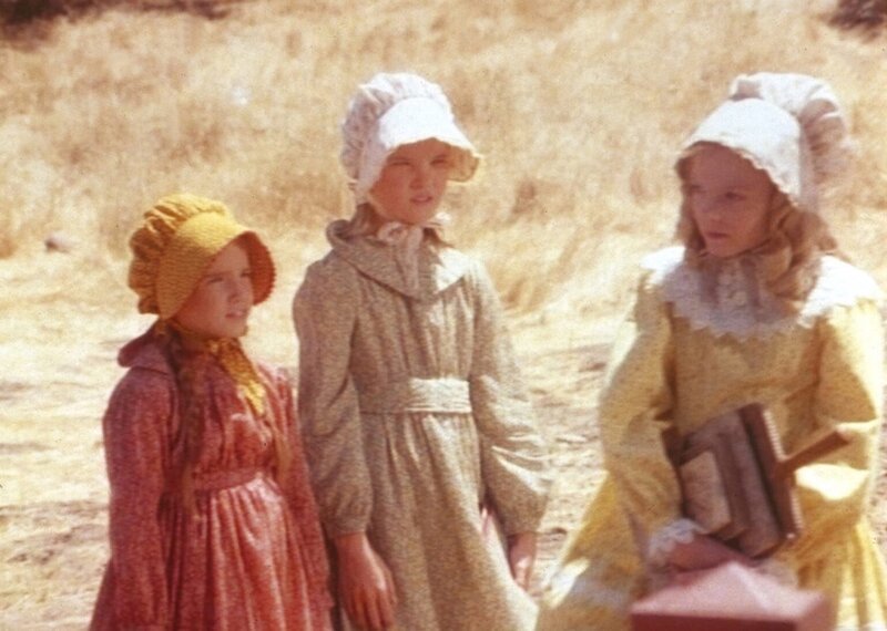 Nellie Oleson (Alison Arngrim, r.) straft Mary (Melissa Sue Anderson, M.) und Laura (Melissa Gilbert, l.) mit verächtlichen Blicken. – Bild: Worldvision Lizenzbild frei
