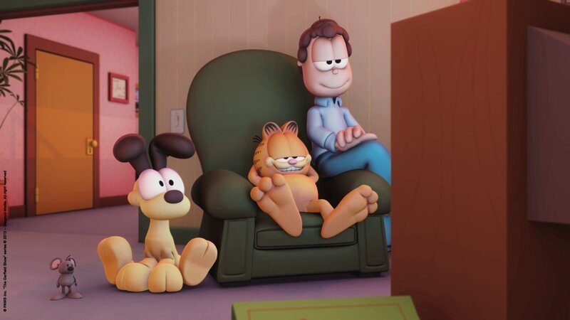 Garfield bei einem gemütlichen Fernsehabend. – Bild: HR/​Dargaud Media/​MediaToon/​Paws Inc./​France 3