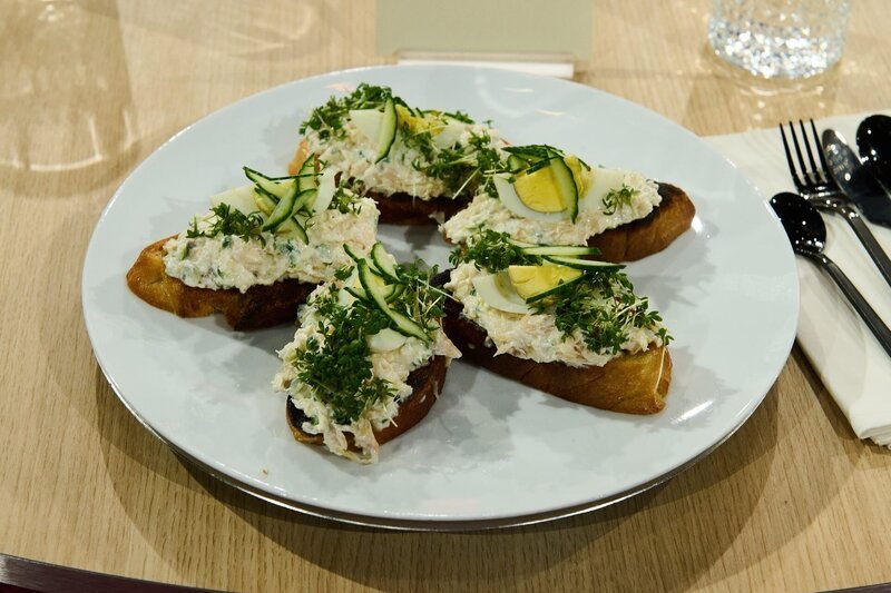 Tagesmotto: „Silvester-Menü“: Crostini mit Räucherforelle: „Gruß aus der Küche“ von Johann Lafer – Bild: ZDF und Gunnar Nicolaus./​Gunnar Nicolaus