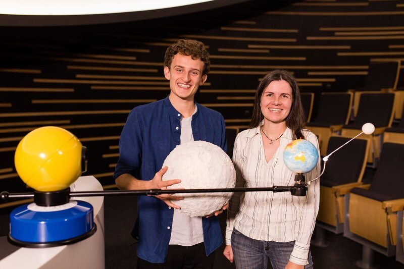 Julian und Astrophysikerin Carolin checken im Planetarium, warum der Mond leuchtet. – Bild: BR/​megaherz gmbh/​Fritz Schönegger