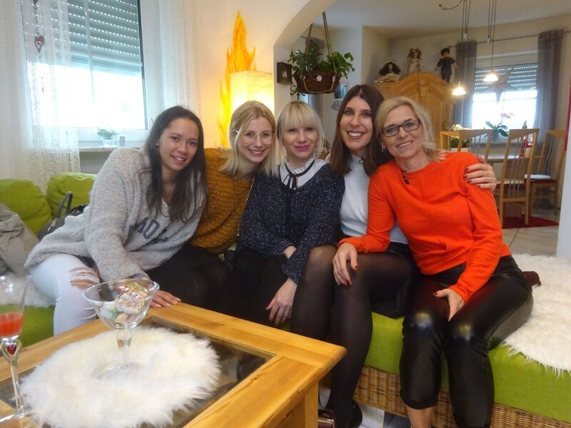 V.l.: Nora, Katharina, Tanja, Marina und Kandidatin Christiane. +++ – Bild: RTL /​ Constantin Ent. /​ Tag 2: Christiane, Regensburg