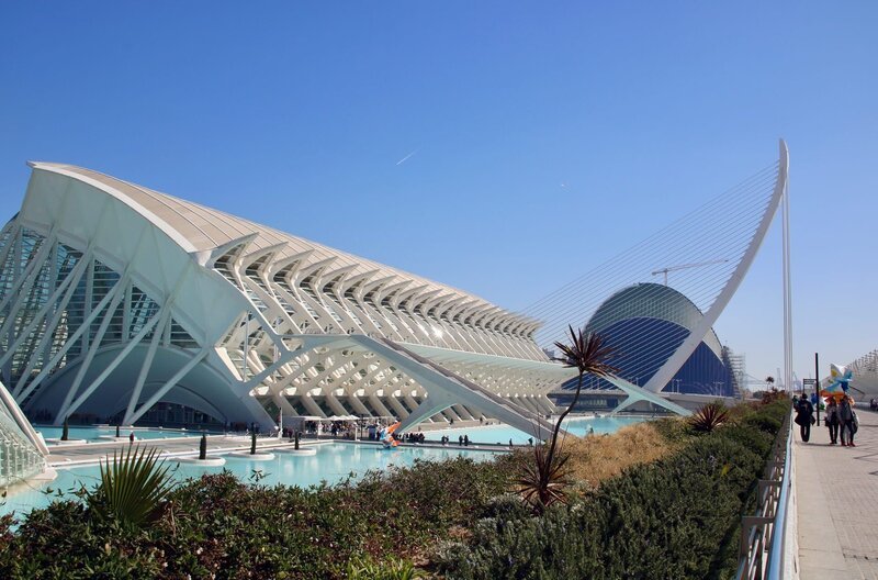 Stadt der Künste und Wissenschaften erbaut vom Architekten Santiago Calatrava – Bild: ZDF und SR/​Heike Bredol.