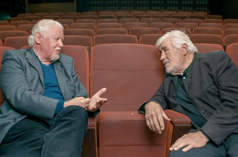 Die Erfindung eines Mörders – Bild: RBB /​ Schauspieler Mario Adorf (re.) und Filmhistoriker Hervé Dumont (li.) im Gespräch in der Cinémathčque française in Paris