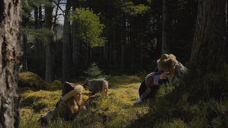 König Sigurd (Johnny McGuinness) zeigt Gudrun (Sophie Ryder) und Frida ganz erstaunliche Waldbewohner. – Bild: WDR/​Maramedia/​BBC/​CBeebies