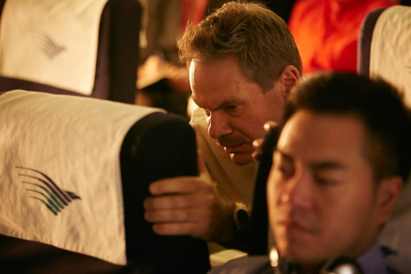REENACTMENT – Moments before the crash of Garuda Flight 200, Michael Hatton (played by Thom Vernon) leans forward into the brace position – Bild: Copyright © The National Geographic Channel.