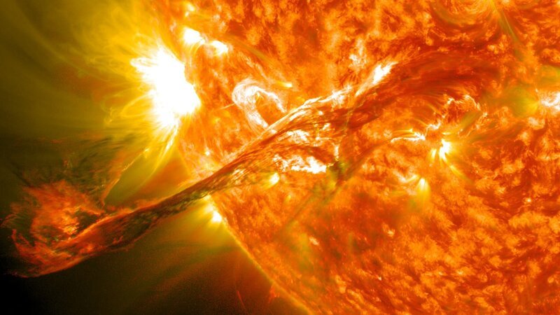 On August 31, 2012 a long filament of solar material that had been hovering in the sun’s atmosphere, the corona, erupted out into space at 4:36 p.m. EDT. The coronal mass ejection, or CME, traveled at over 900 miles per second. The CME did not travel directly toward Earth, but did connect with Earth’s magnetic environment, or magnetosphere, causing aurora to appear on the night of Monday, September 3. Picuted here is a lighten blended version of the 304 and 171 angstrom wavelengths. Cropped Credit: NASA/​GSFC/​SDO <b><a href=“http:/​/​www.nasa.gov/​audience/​formedia/​features/​MP_Photo_Guidelines.html“rel=“nofollow“>NASA image use policy.</​a></​b> <b><a href=“http:/​/​www.nasa.gov/​centers/​goddard/​home/​index.html“ rel=“nofollow“>NASA Goddard Space Flight Center</​a></​b> enables NASA’Äôs mission through four scientific endeavors: Earth Science, Heliophysics, Solar System Exploration, and Astrophysics. Goddard plays a leading role in NASA’Äôs accomplishments by contributing compelling scientific knowledge to advance the Agency’Äôs mission. <b>Follow us on <a href=“http:/​/​twitter.com/​NASA_GoddardPix“ rel=“nofollow“>Twitter</​a></​b> <b>Like us on <a href=“http:/​/​www.facebook.com/​pages/​Greenbelt-MD/​NASA-Goddard/​395013845897?ref=tsd“ rel=“nofollow“>Facebook</​a></​b> <b>Find us on <a href=“http:/​/​instagrid.me/​nasagoddard/​?vm=grid“ rel=“nofollow“>Instagram</​a></​b> – Bild: WIKI